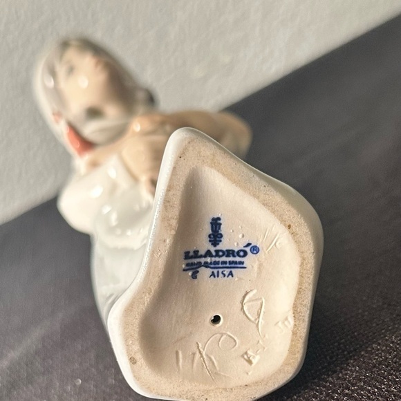 LLADRO Shepherdess Girl With Rooster Figurine 4677 Glossy Finish - Picture 6 of 7